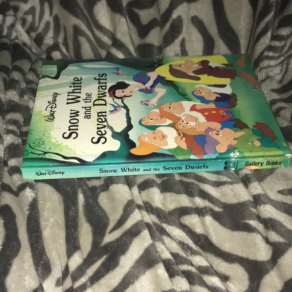 Walt Disney’s Snow White and the seven Dwarfs 📚 - Picture 3 of 3
